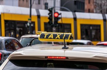 Bild eines Taxis mit dem Dachzeichzen Taxi