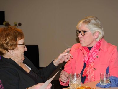 Ältere Dame spricht mit Frau, die interessiert zuhört