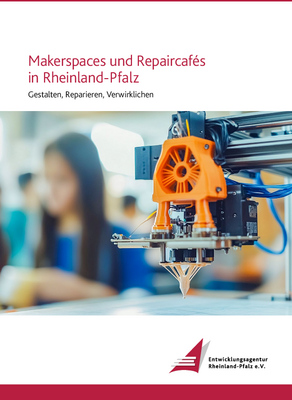Broschüre mit einem Bild, auf dem in Nahaufnahme ein 3-D-Drucker im Hintergrund unscharf ein Mädchen abgebildet sind.