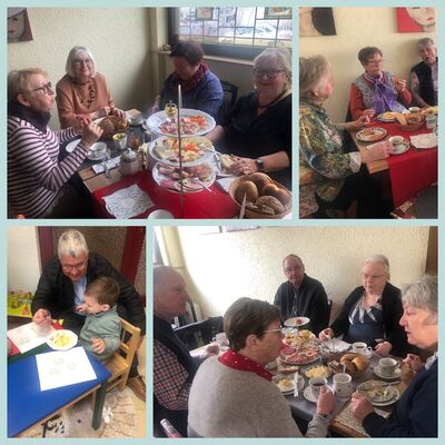 Collage von vier Bildern, drei mit Senioren und Seniorinnen rund um einen reich geckten Frühstückstisch, auf einem Bild füttert ein älterer Mann ein junges Kind, das im Kinderstuhl sitzt