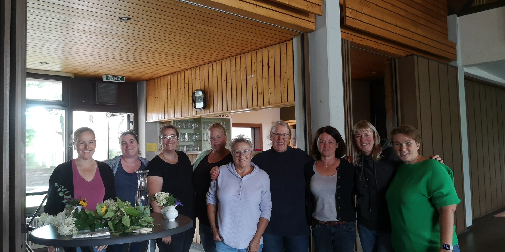 Gruppenbild mit neun Frauen im Pfarrsaal