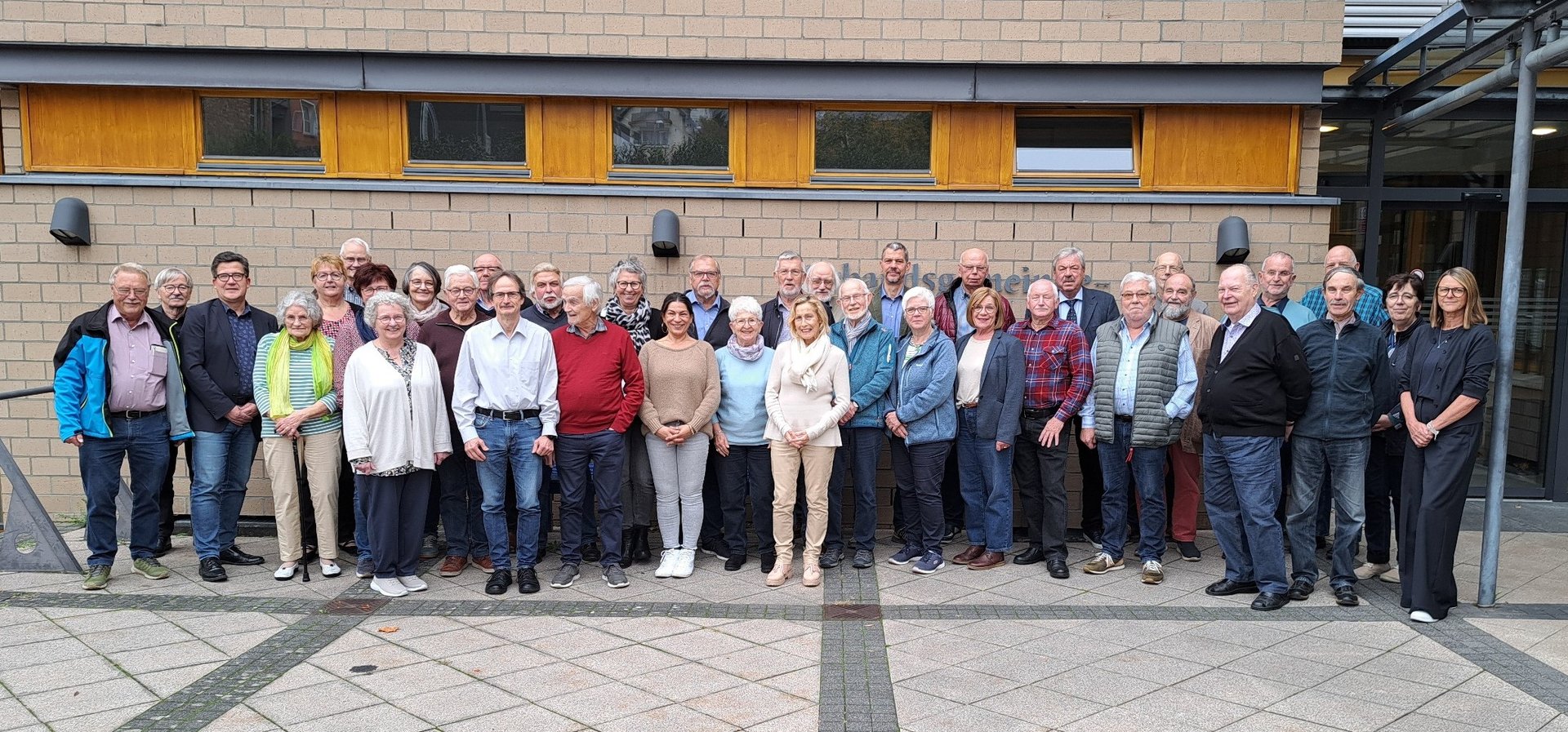 Gruppenbild mit einer größeren Anzahl von älteren Frauen und Männern.