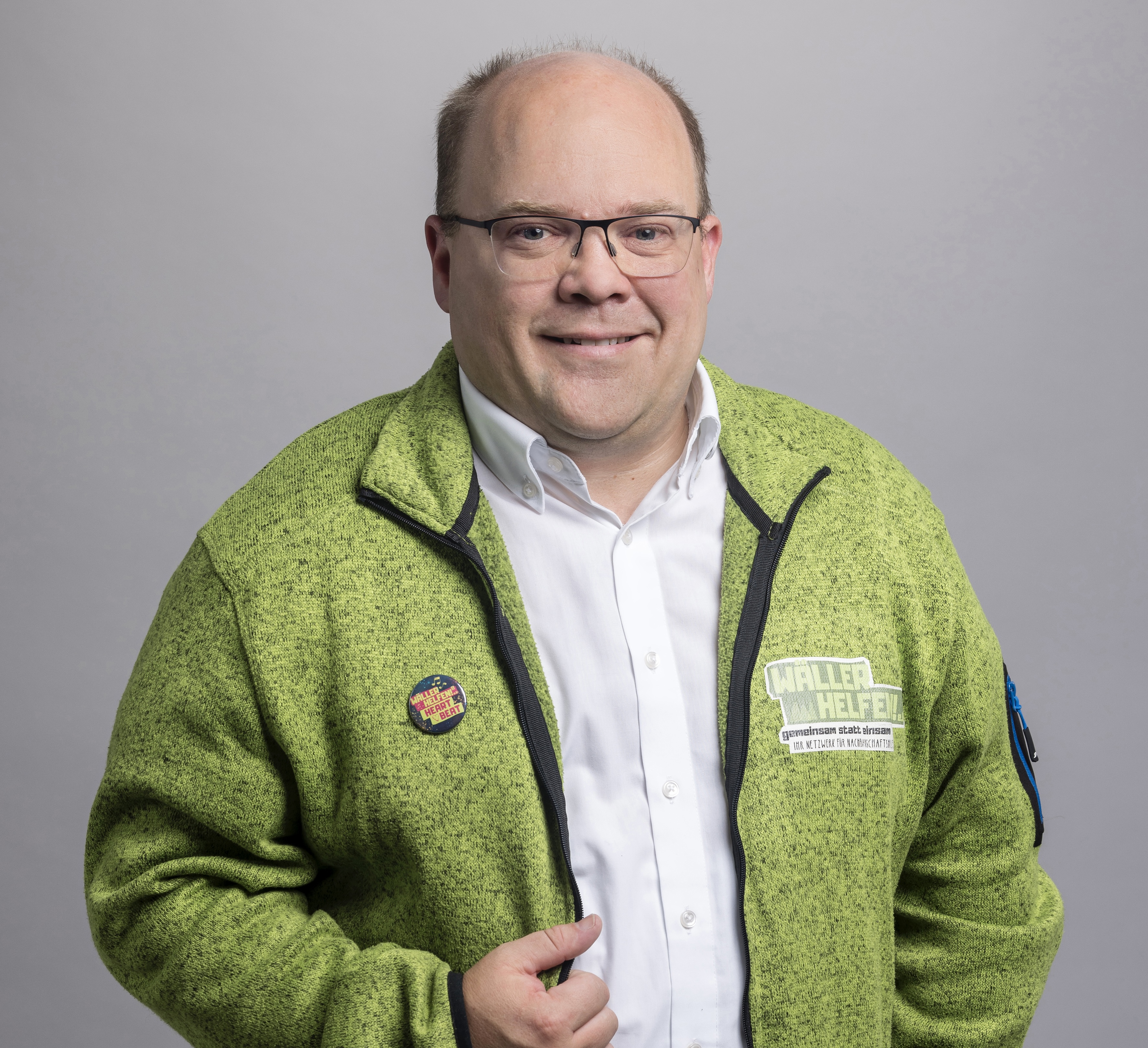 Björn Flick vom Verein „Wäller helfen", Porträtfoto in grüner Vereinsjacke Björn Flick vom Verein „Wäller helfen", Porträtfoto in grüner Vereinsjacke