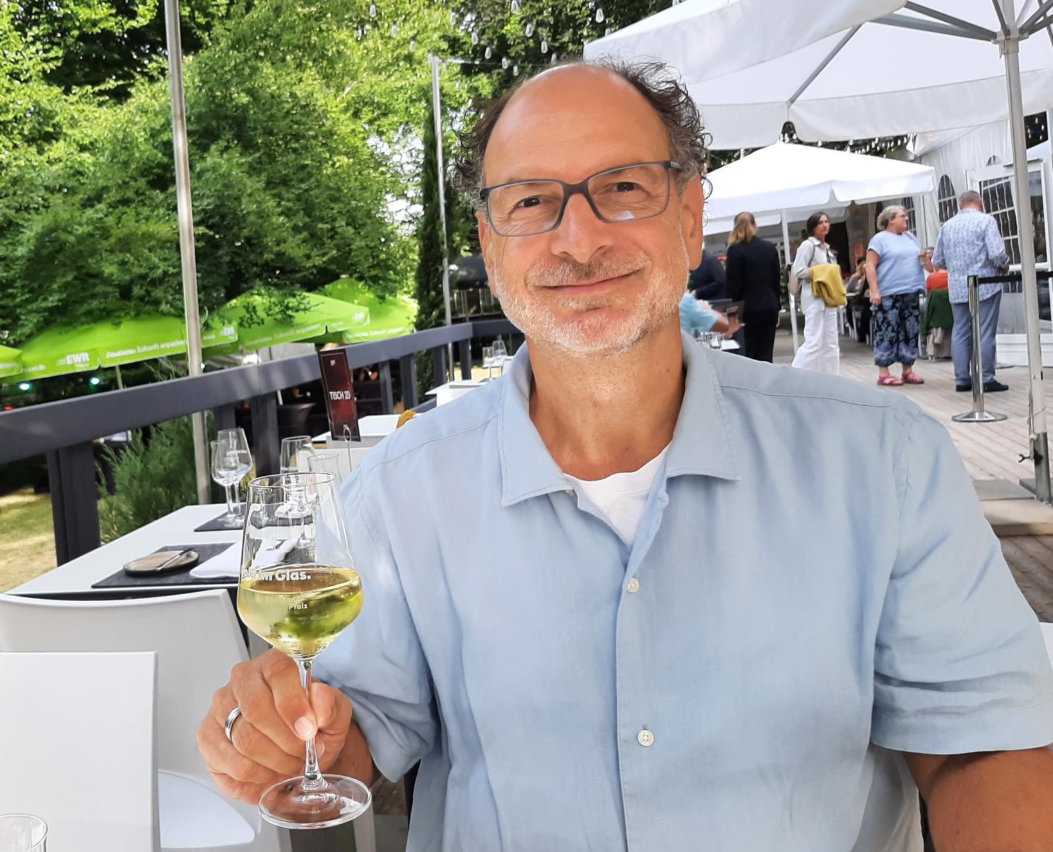 Peter Tomczak, Vorsitzender des Vereins „Mit Herz und Hand" Bad Salzig, mit einem Glas Wein im Außenbereich Peter Tomczak, Vorsitzender des Vereins „Mit Herz und Hand" Bad Salzig, mit einem Glas Wein im Außenbereich