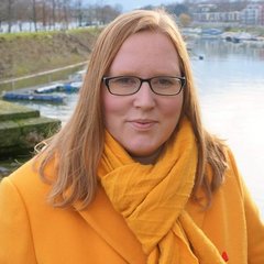 Daniela G&ouml;nner mit gelbem Schal, Portr&auml;t am Wasser