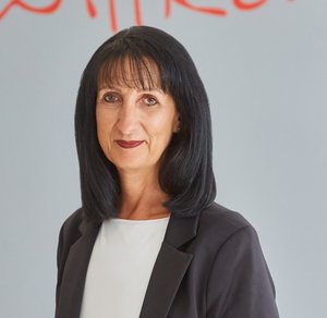 Gabriele Gehm, Portr&auml;t im Blazer