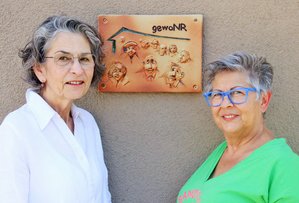 Hildegard Luttenberger (links) und Maria Wagner vom Wohnprojekt gewoNR im Zeppelinhof, neben dem Vereinsschild