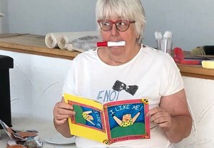 Michaele Schneider vom Verein Perspektiven Wittlich („EPPES") bei der Arbeit mit dem Kinderbuch „I LIKE ME!"