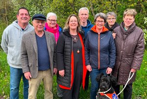 Orgateam von „EineStundeZeit" Winnweiler: Volker Demmerle, Peter Riedel, Michaela Demmerle, Silke Borst, Bernhard Franke-Polz, Birgid Nunheim, Kerstin Weis und Beate Steitz, Gruppenfoto im Freien