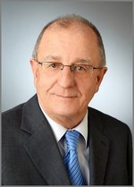 Gerd Becker im Anzug mit blauer Krawatte, Portr&auml;t