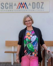 Anja Loch, Diplom-P&auml;dagogin, vor dem Schammatdorfzentrum in Trier