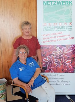 Karina Frisch und Edda Mertz, Initiatorinnen des Demenz-Stammtischs S&uuml;dwestpfalz, vor dem Roll-up „Netzwerk Demenz"