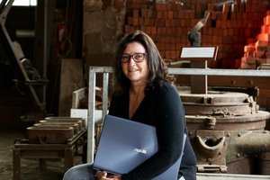 Frau Barth mit Laptop, Portr&auml;t in einer Werkstatt
