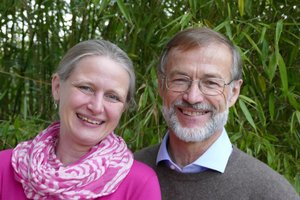 Heike Borgs-Osten und Harro Krische vom Verein ZEITBANKplus Gau-Algesheim, Portr&auml;t im Gr&uuml;nen