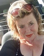 Frau K&ouml;rner mit Sonnenbrille im Haar, Selfie