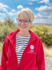 Frau Zinken in roter Vereinsjacke, Portr&auml;t im Freien
