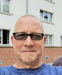 Rainer Reuter, 1. Vorsitzender, Selfie vor einem Wohnhaus